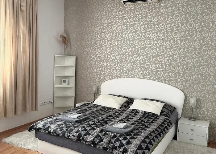 Cozy Near Hockey & Football Arena Apartment *